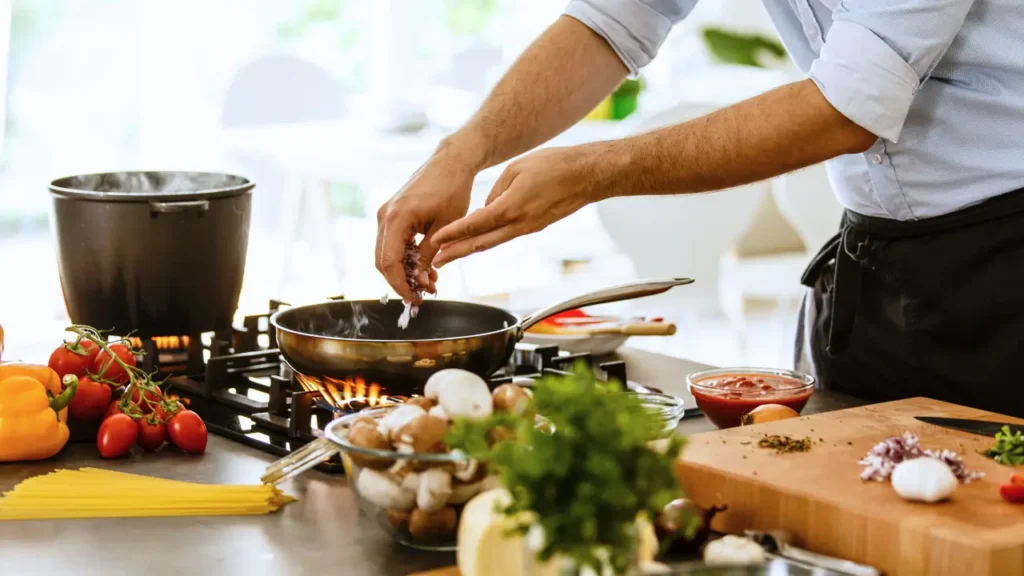 Chef cozinhando em segurança com gás de cozinha.