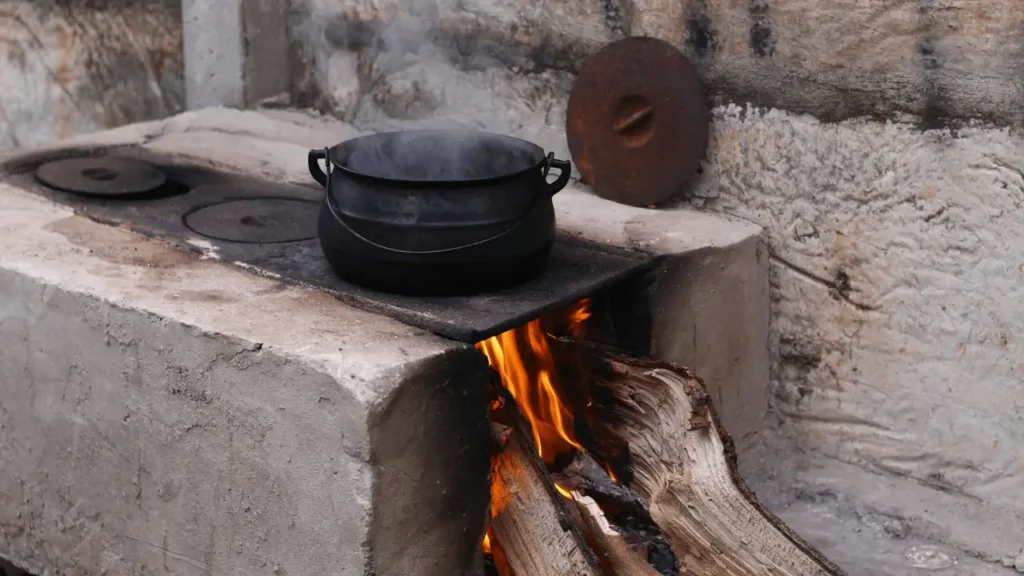 panela em fogão à lenha