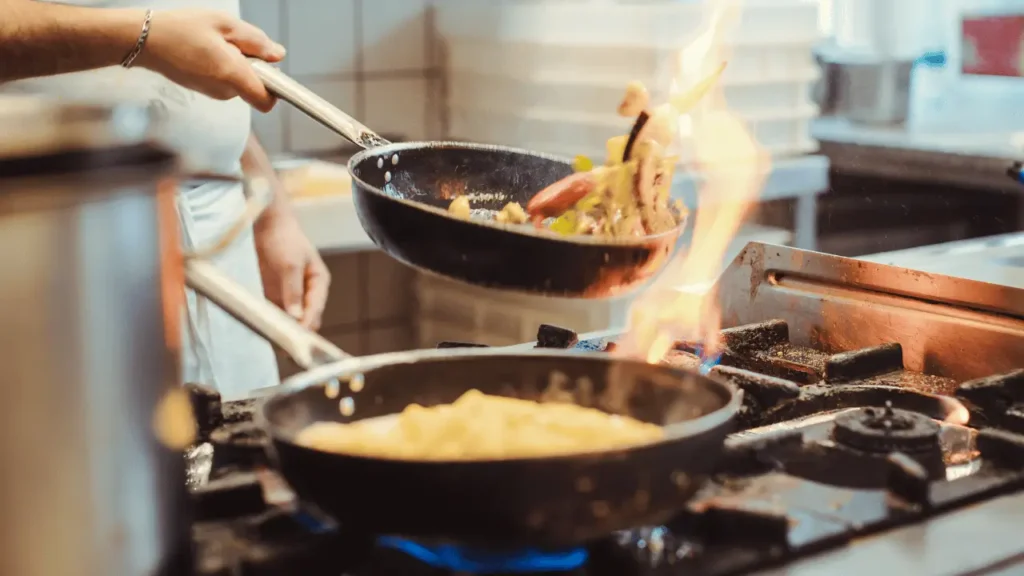 pessoa cozinhando