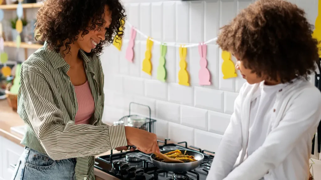 Mãe e filha cozinha e conversando sobre qual a possibilidade do botijão de gás explodir.