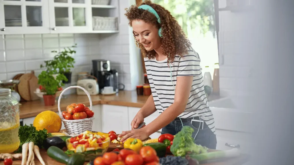 mulher em cozinha planejada