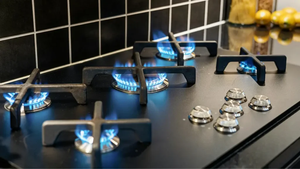 Boca de fogão acesa com mitos e verdades + gás de cozinha