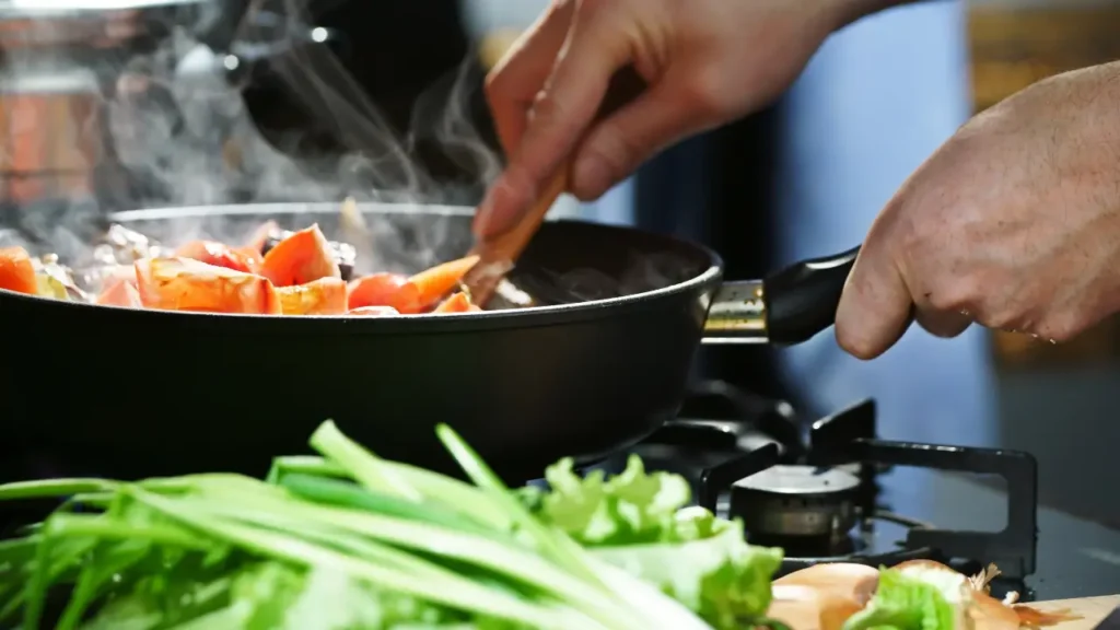 Pessoa cozinhando, remetendo a insegurança alimentar no Brasil