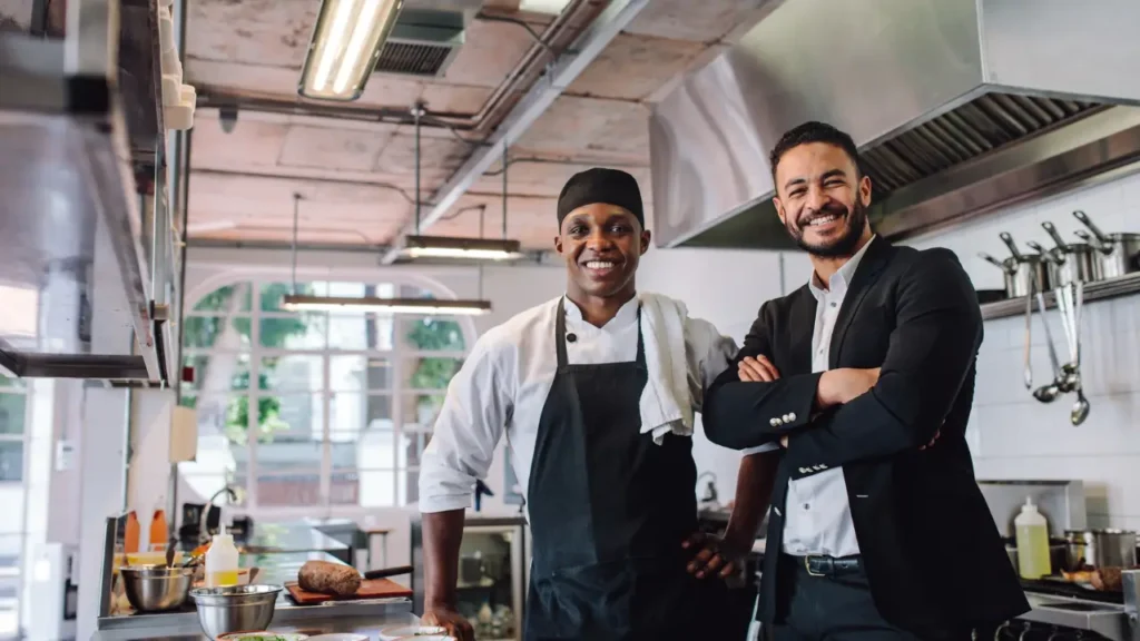 Dois homens na cozinha de um restaurante.